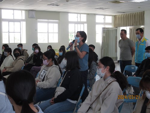 東大學生熱烈提問