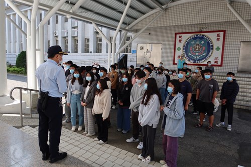 東監戒護科長帶領學生參訪