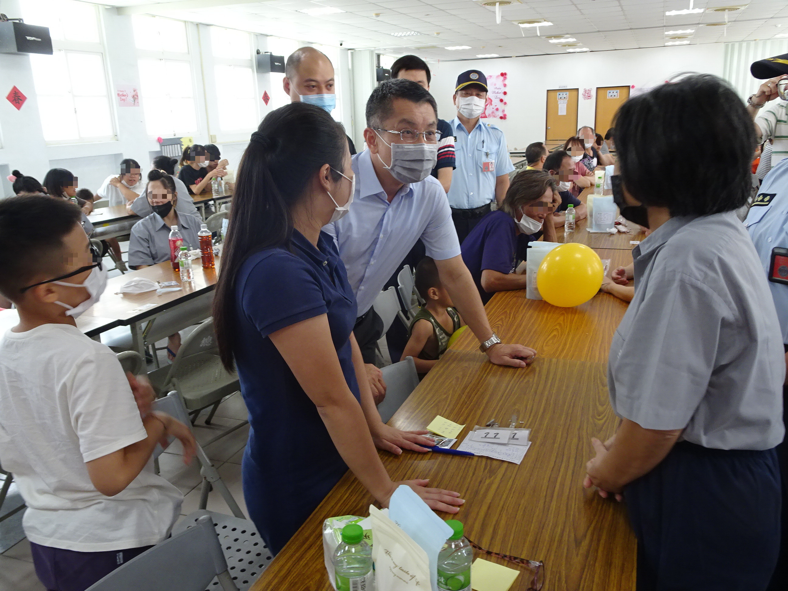 林典獄長逐桌致贈康乃馨並與家屬寒暄問暖
