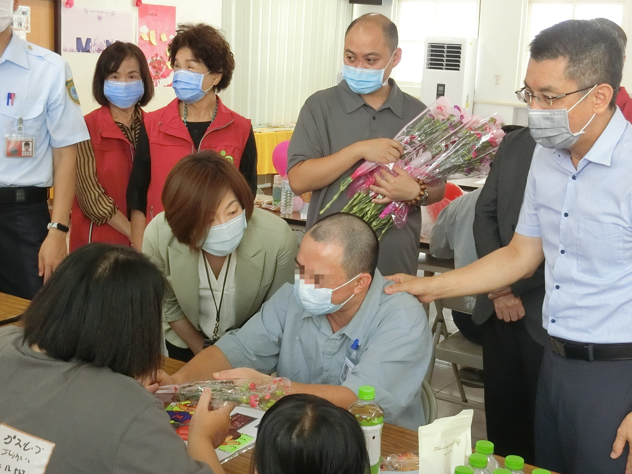 柯檢察長宜汾勉勵收容人，應感恩家人不辭千里前來懇親