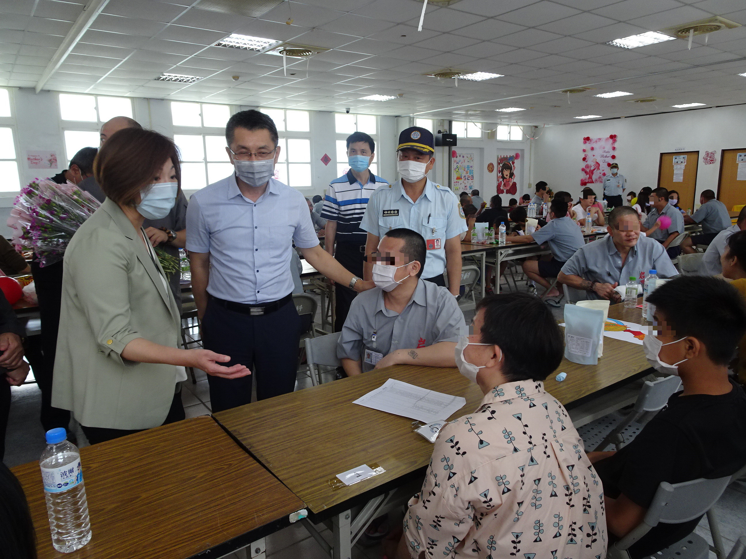 柯檢察長宜汾與林典獄長順斌關懷、鼓勵收容人