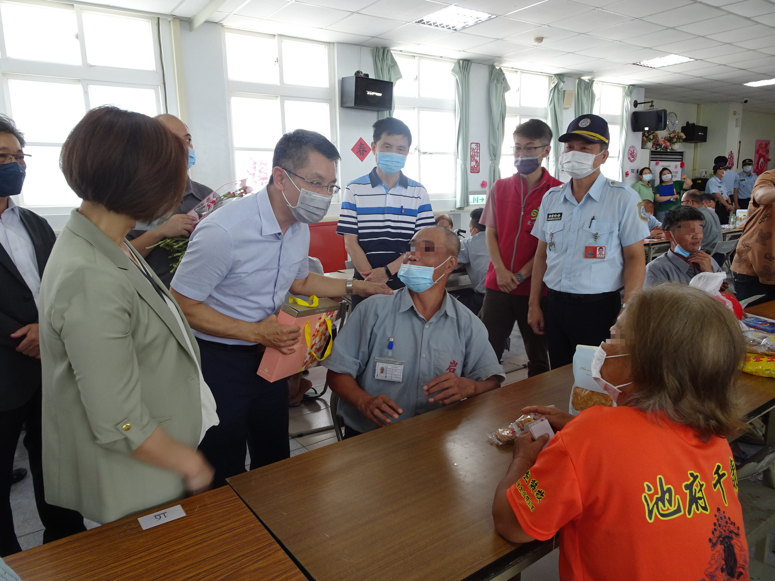 柯檢察長宜汾與林典獄長順斌為年長者發放敬老禮盒