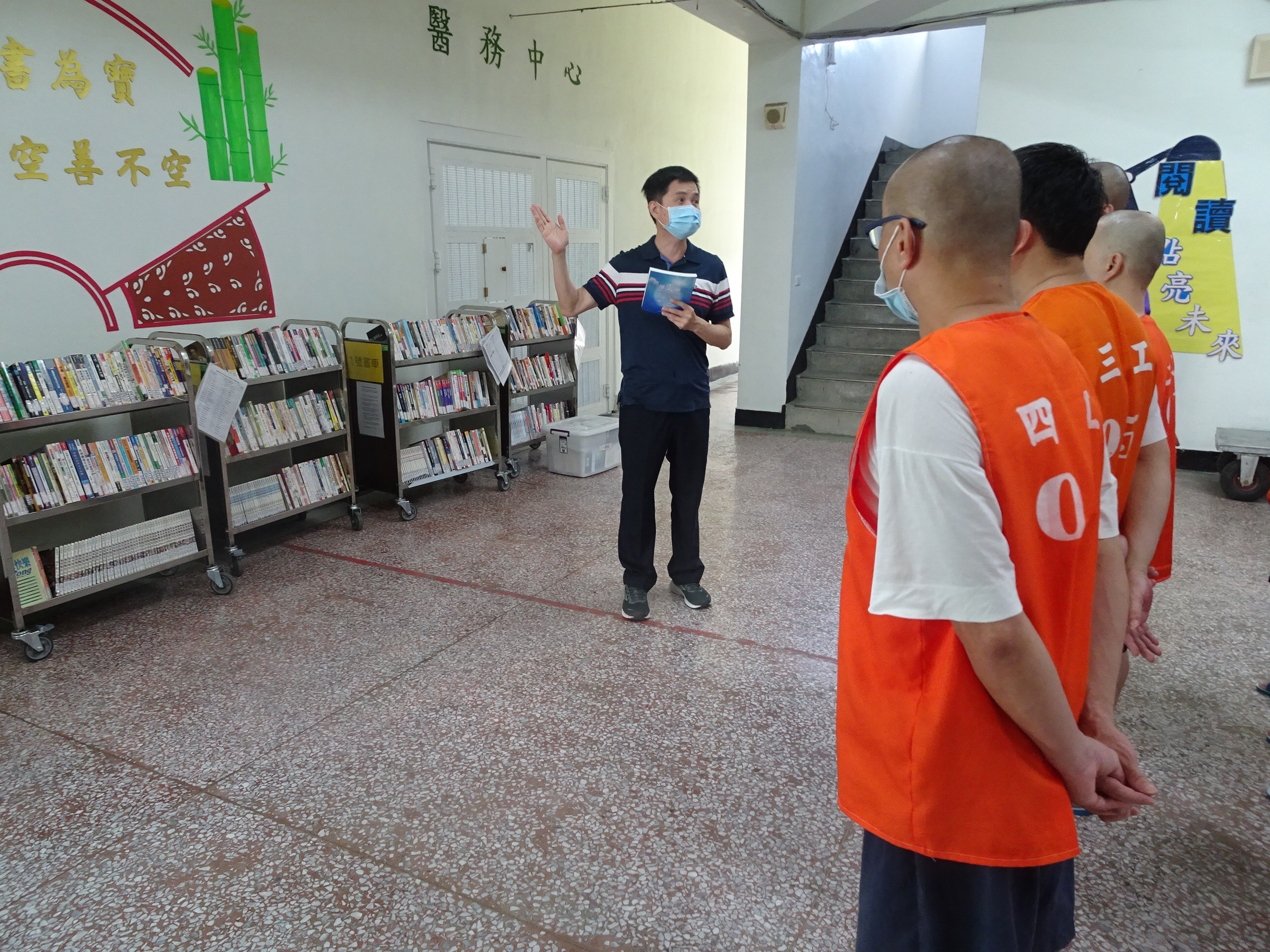 教化科長宣導行動書車轉運站的涵義及鼓勵收容人習慣閱讀，增進知識