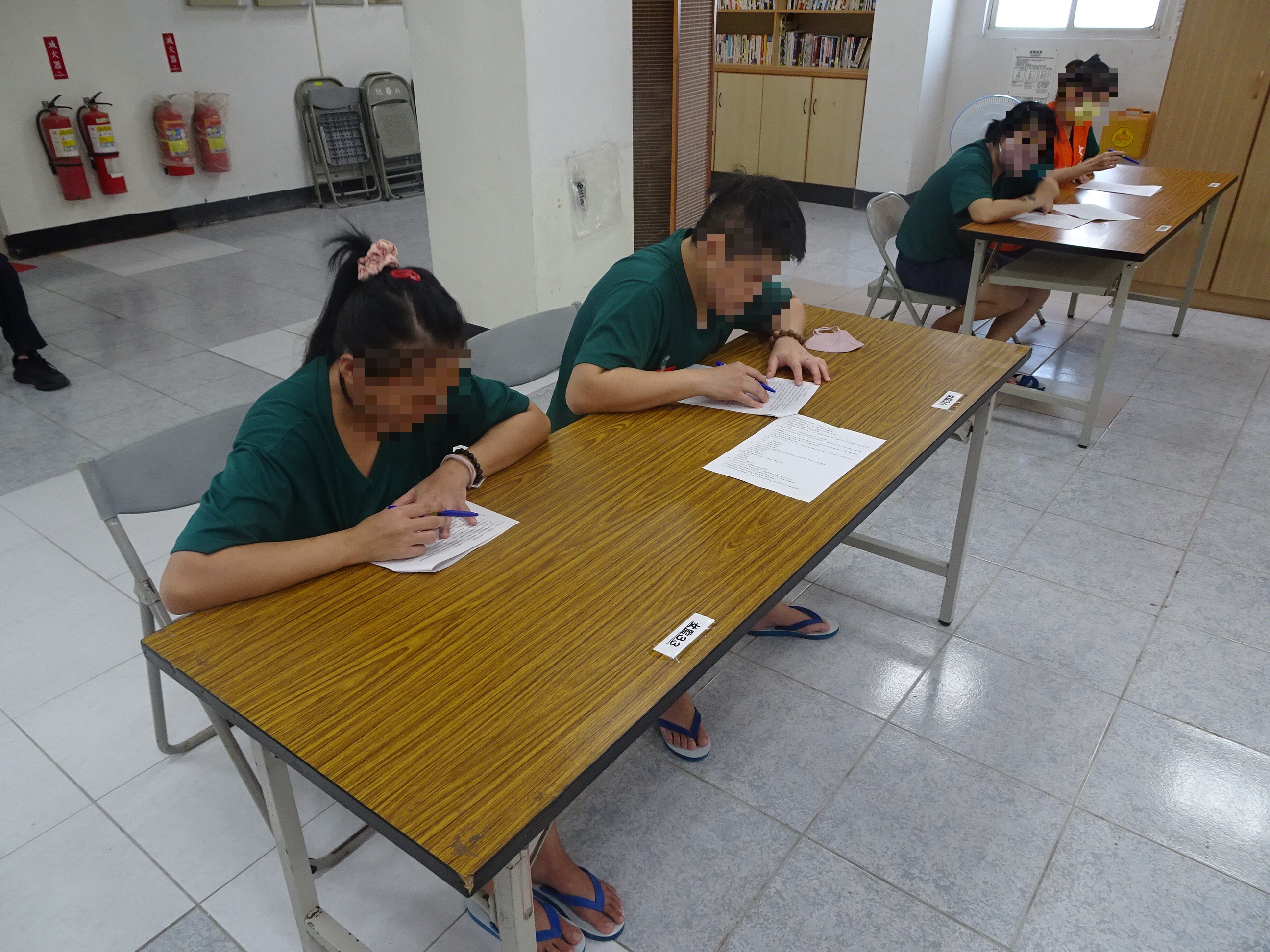女監同學努力作答