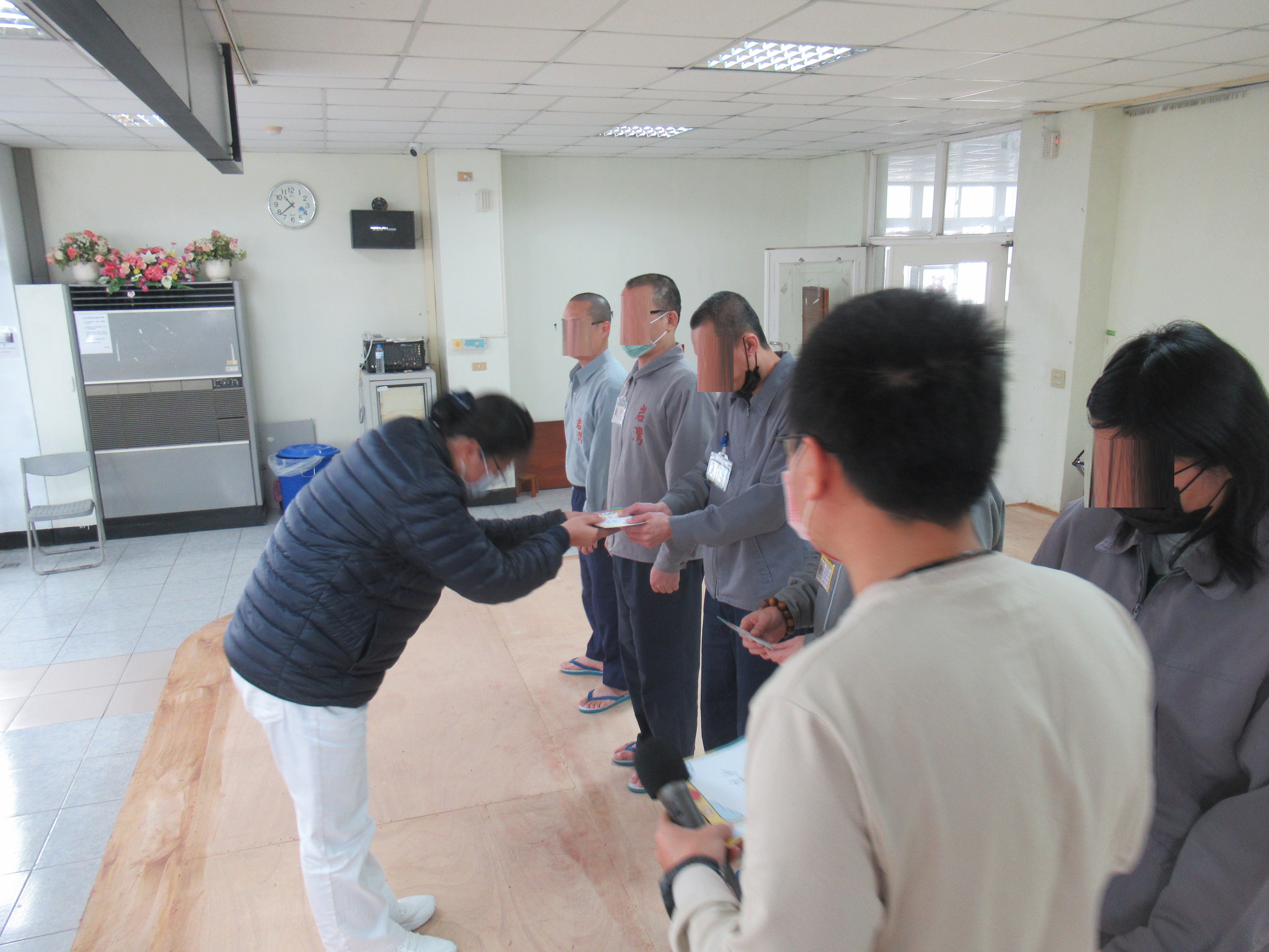 師姐頒發獎金給心得優異之收容人