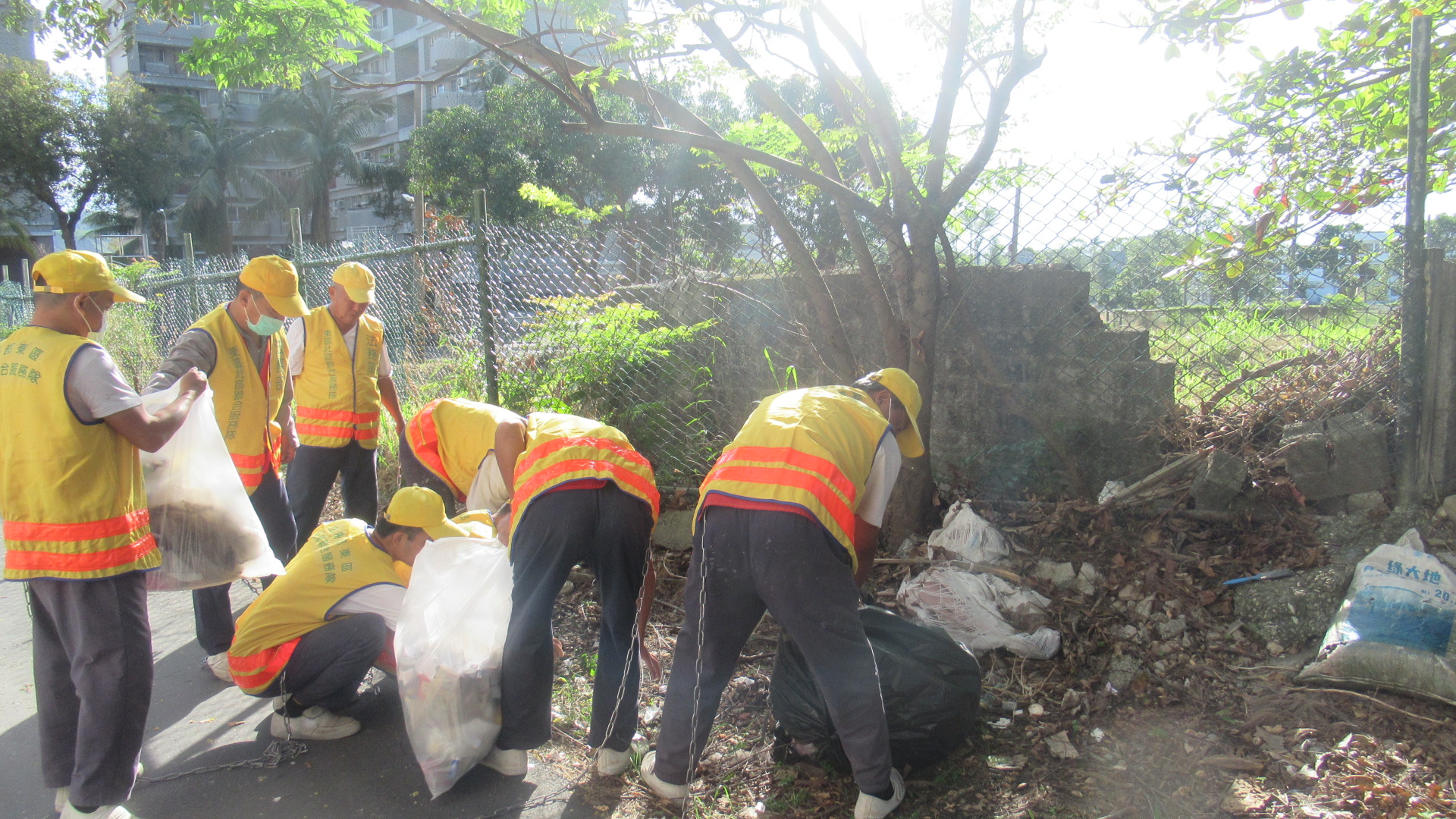 assisted Yanwan Elementary School and Yanwan Community clean roads