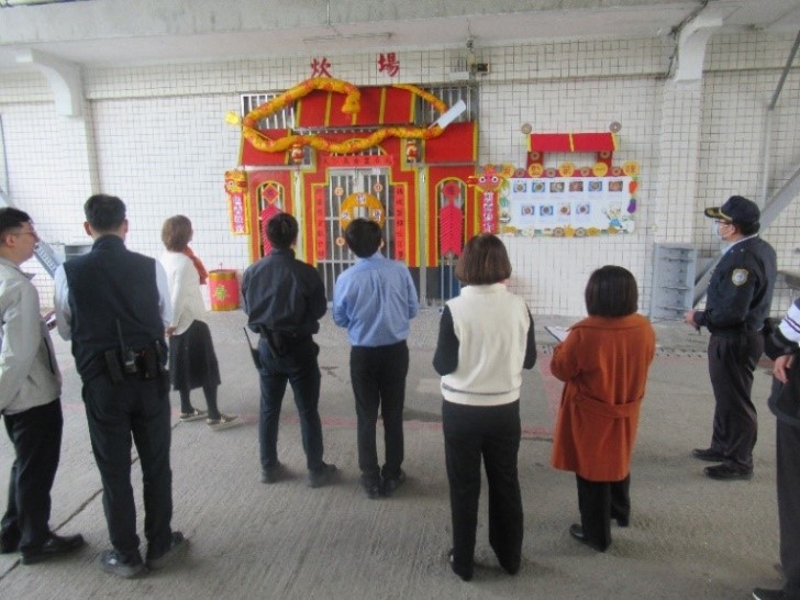 炊場收容人於炊場門口製作傳統屋簷
