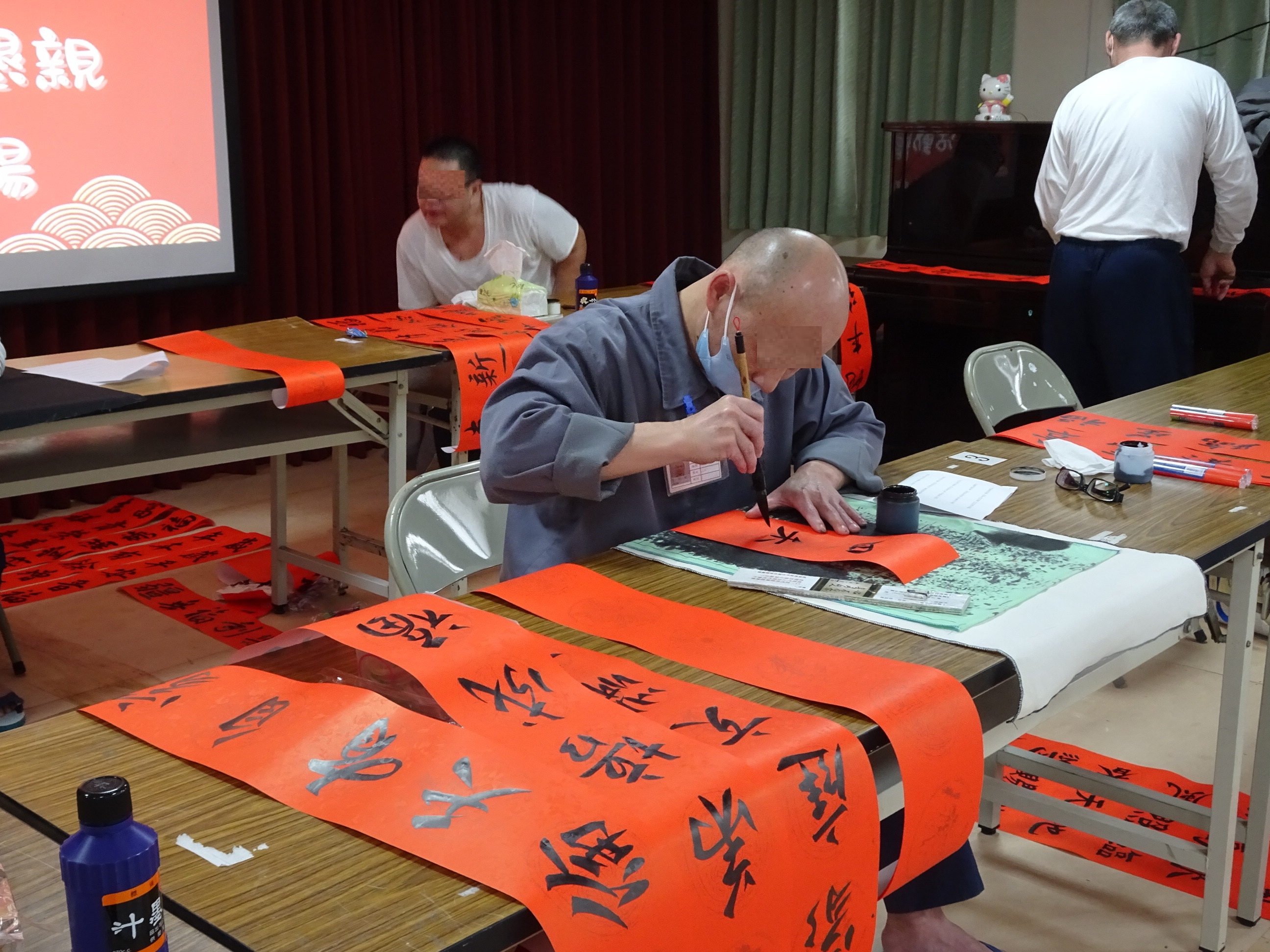 收容人揮毫展現書法才華