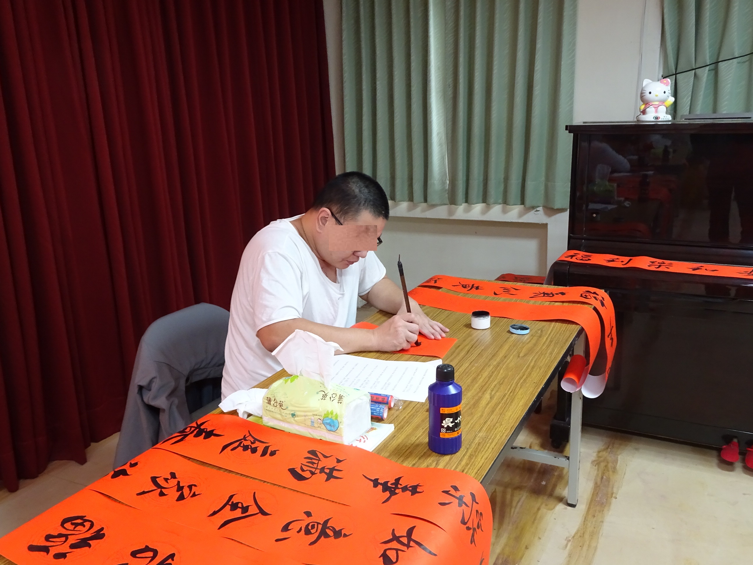 收容人臨摹畫面