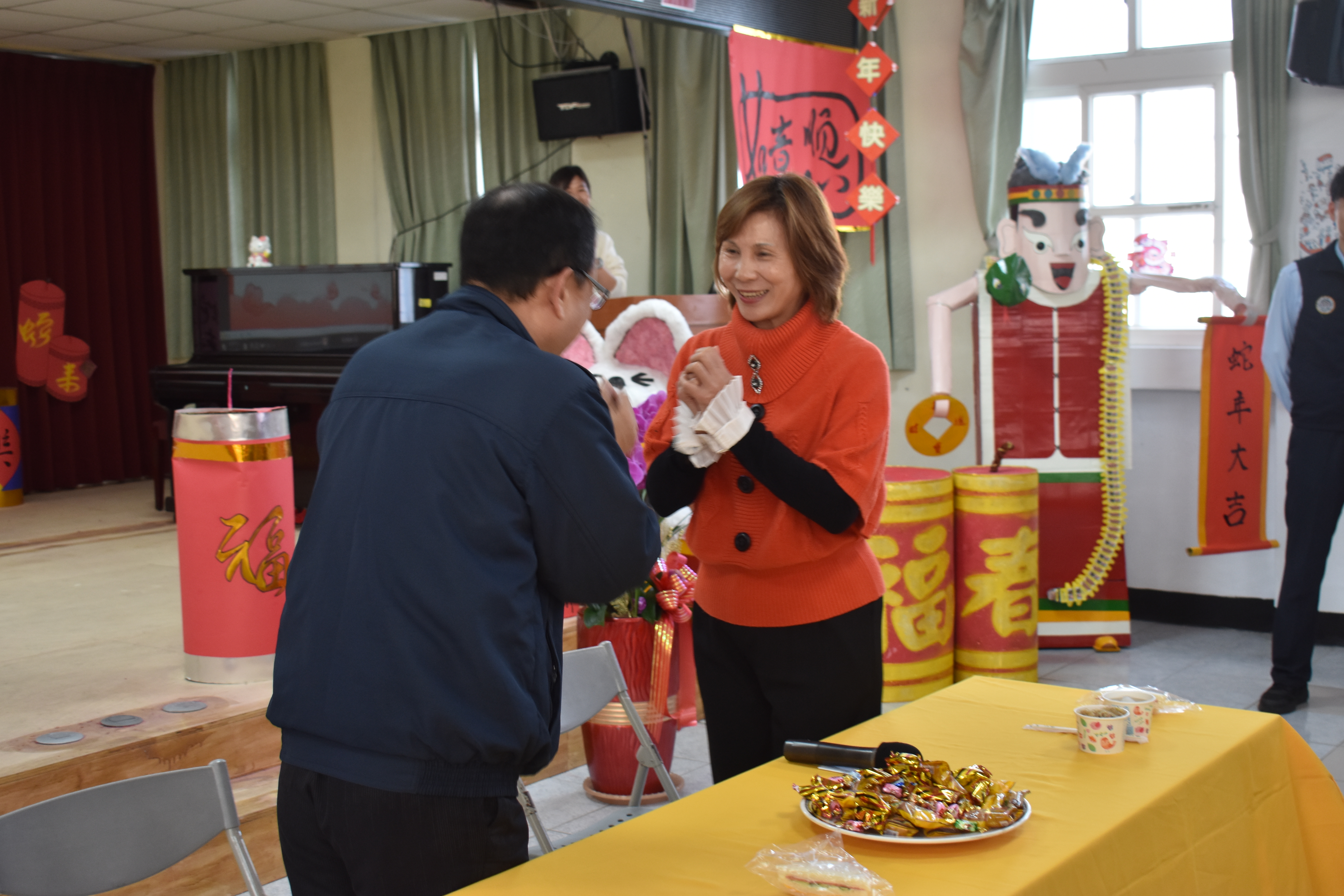 典獄長與秘書互祝吉祥