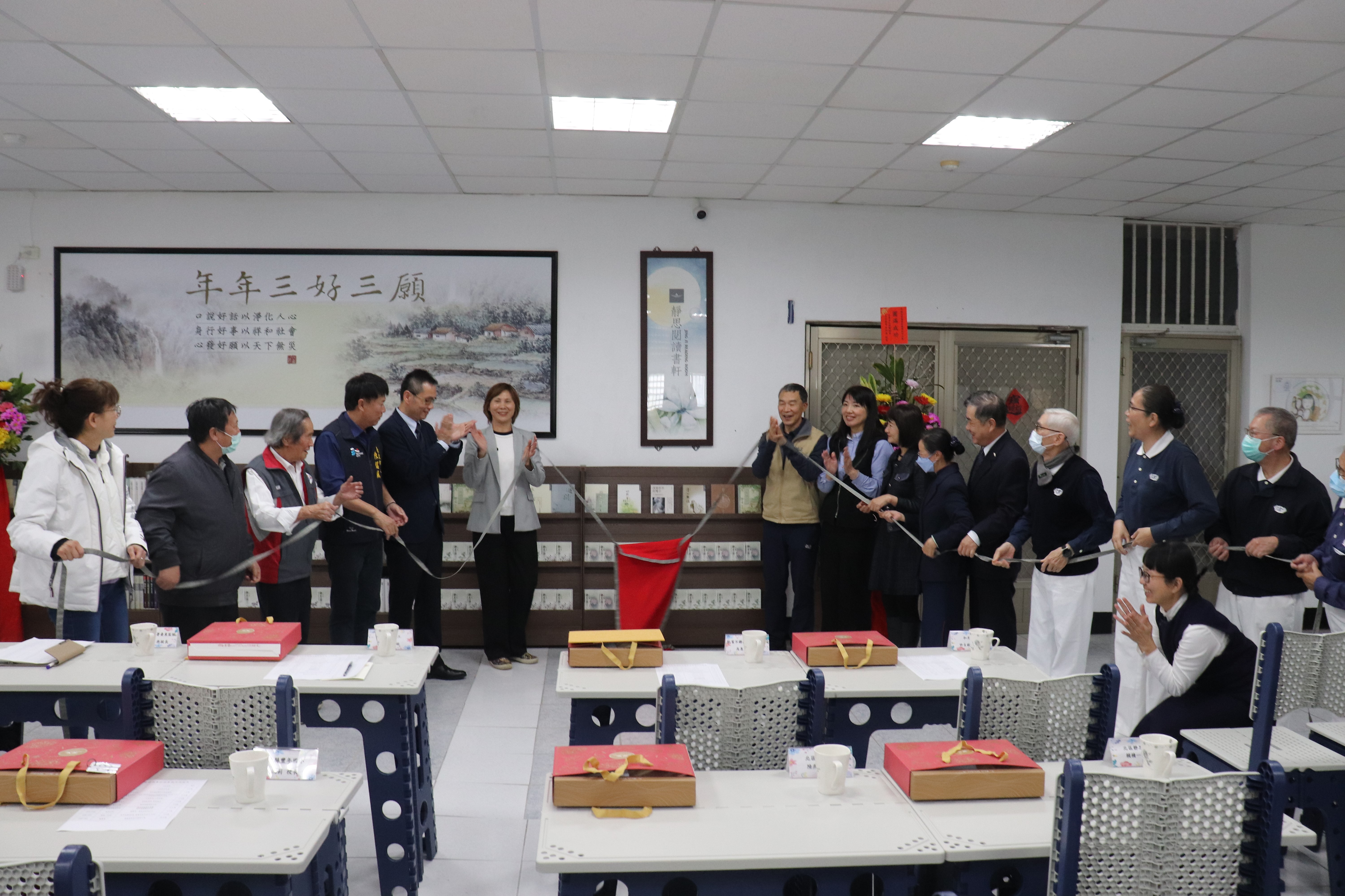 典獄長與臺東地檢檢察長及貴賓共同揭牌