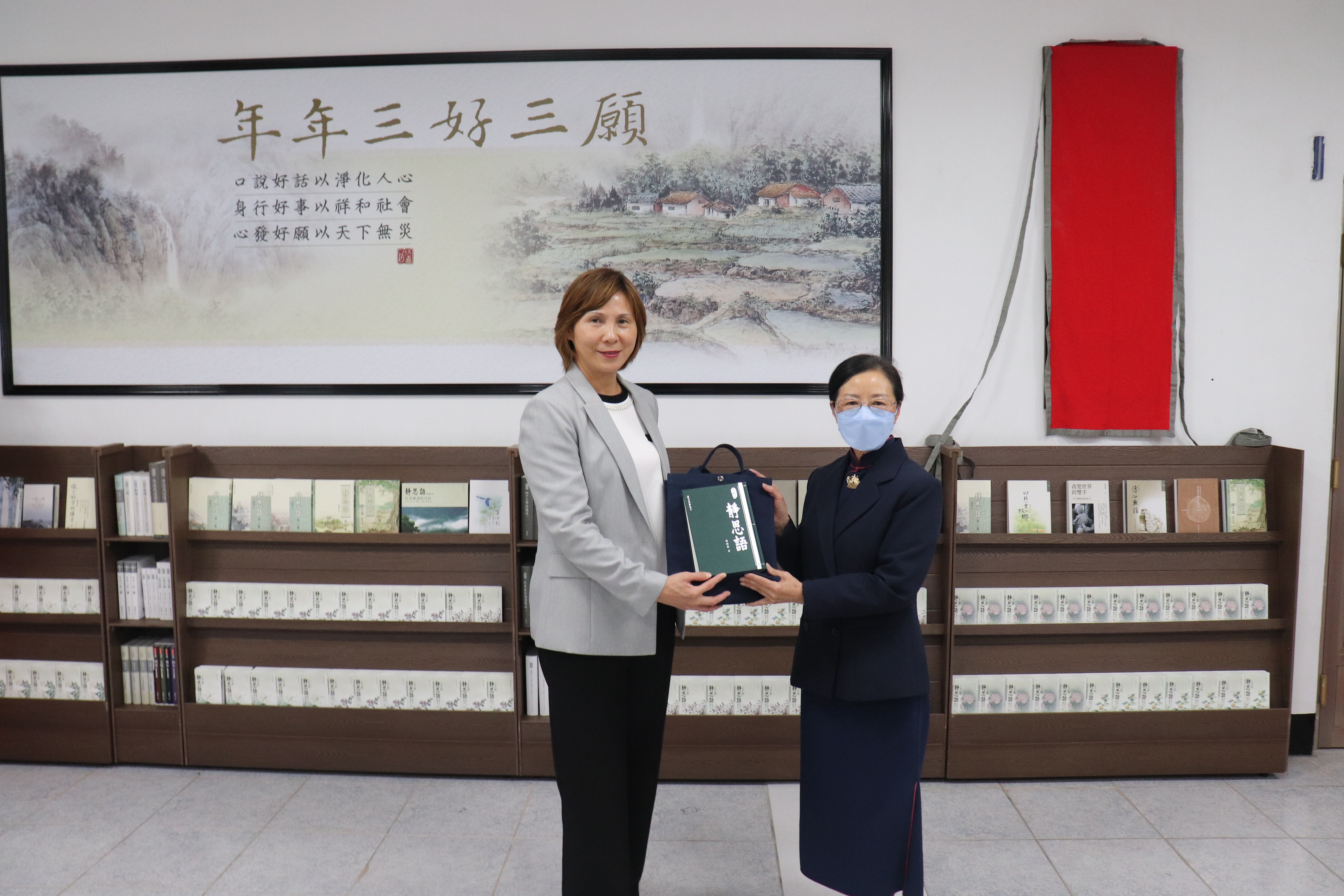 東區靜思書軒代表回贈書籍