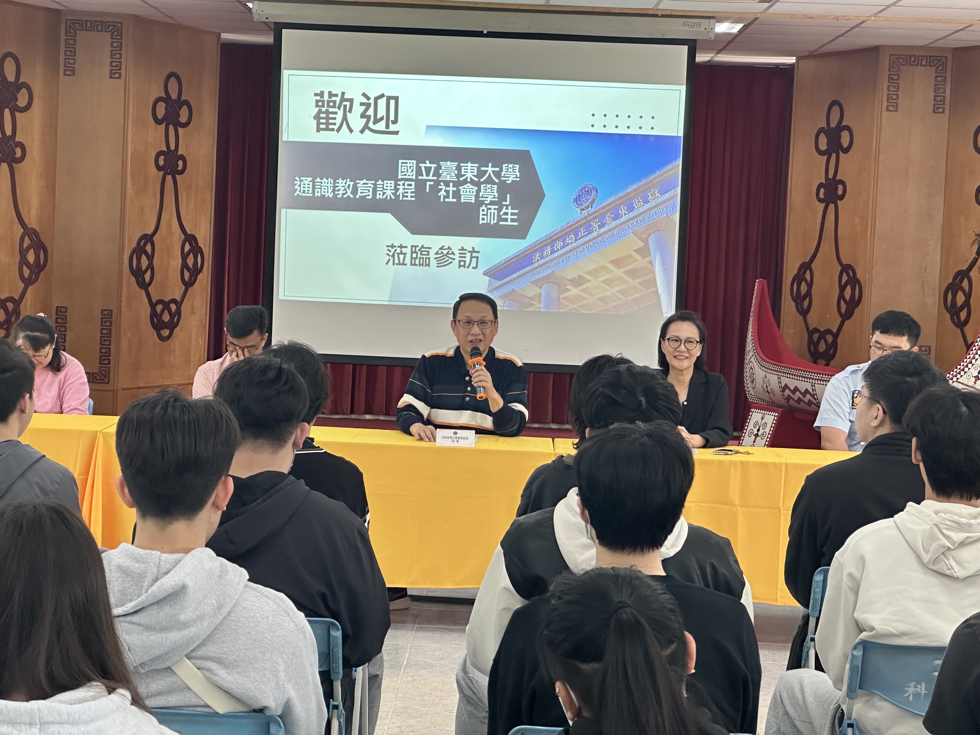 秘書李仁宏介紹機關及歡迎東大蒞臨參訪