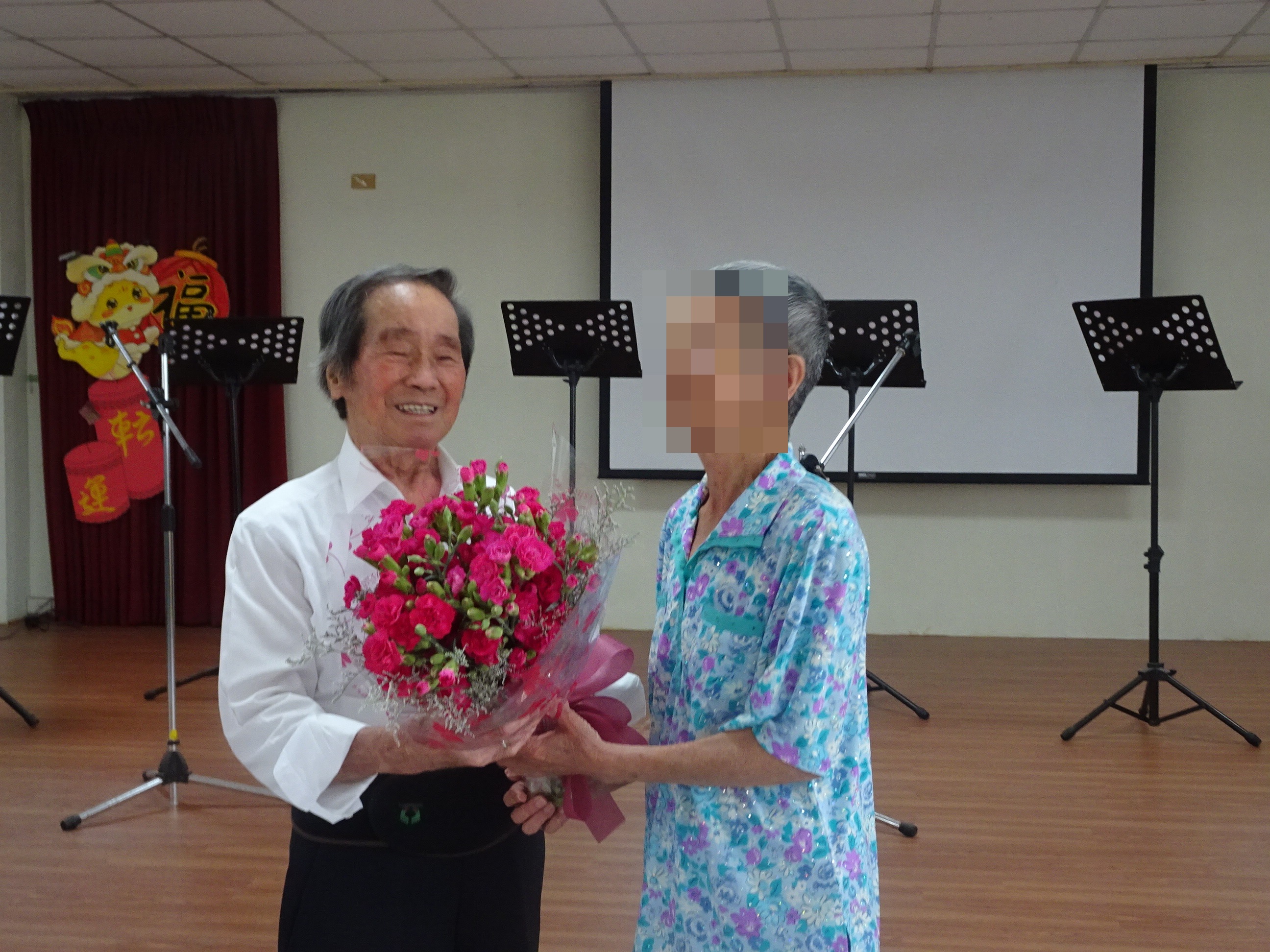 更生保護會臺東分會李明義主委贈送康乃馨給參與懇親活動收容人家屬代表