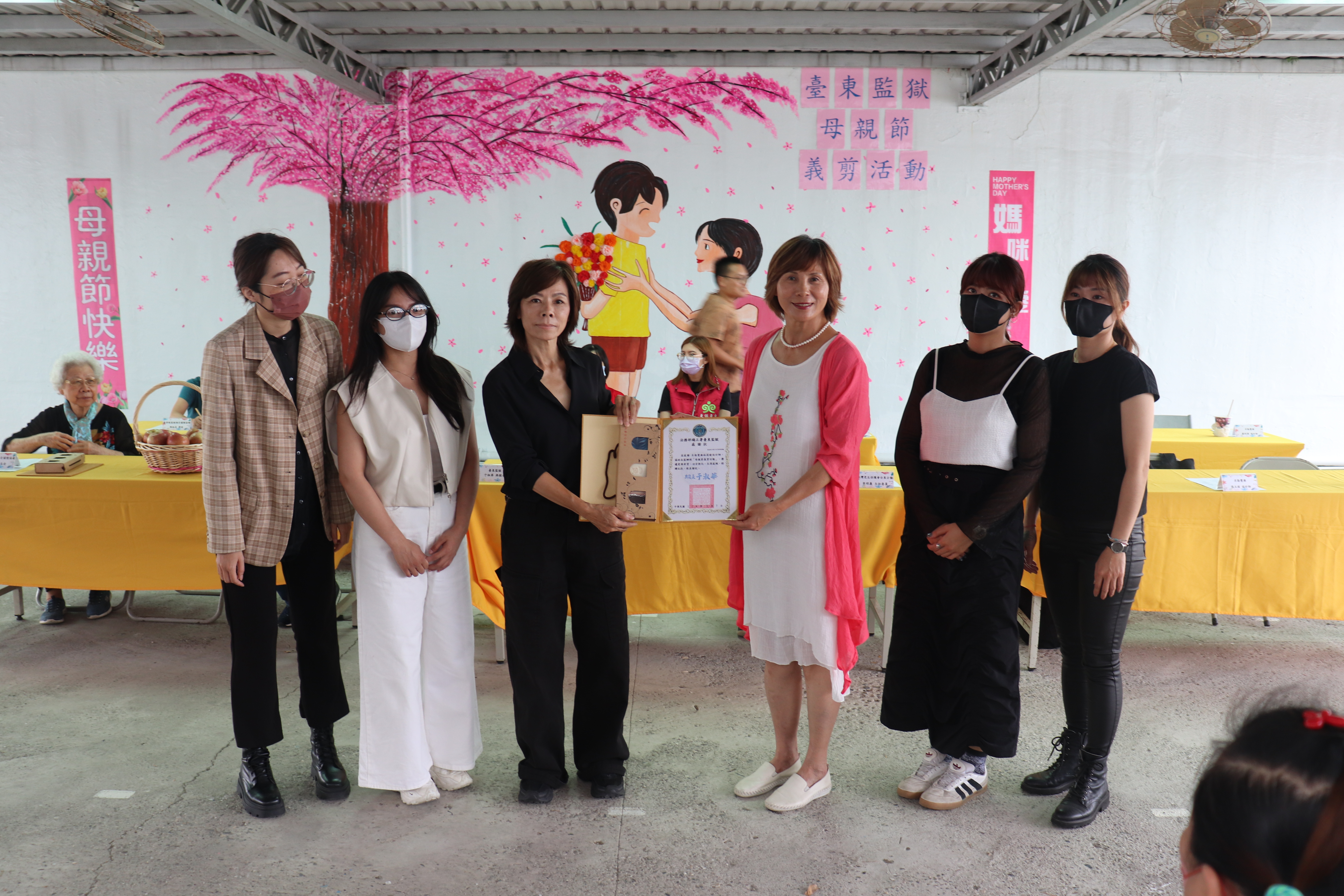 臺東監獄典獄長致贈感謝狀給米勒髮廊團隊
