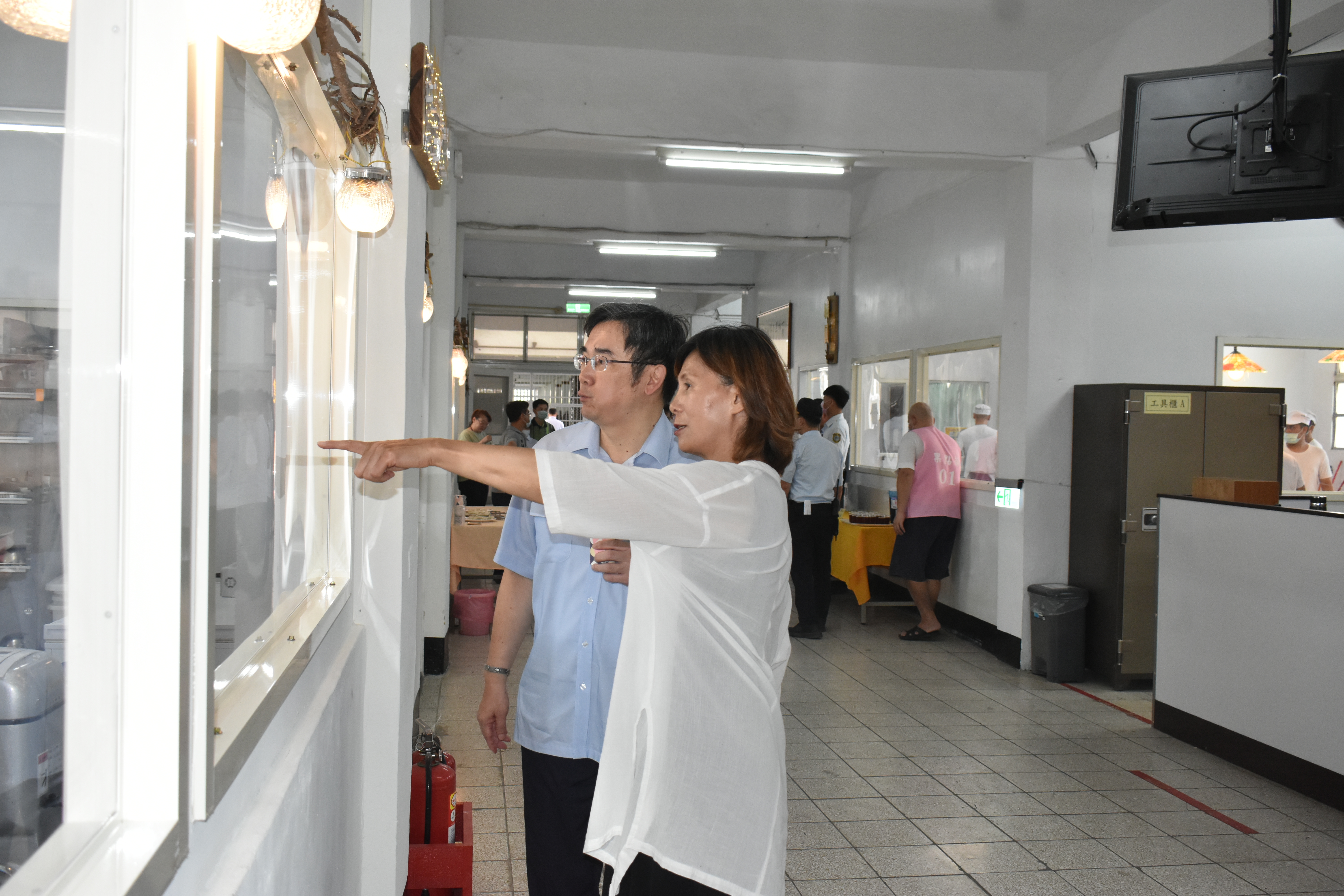 本監典獄長向分署長介紹食品工廠作業程序