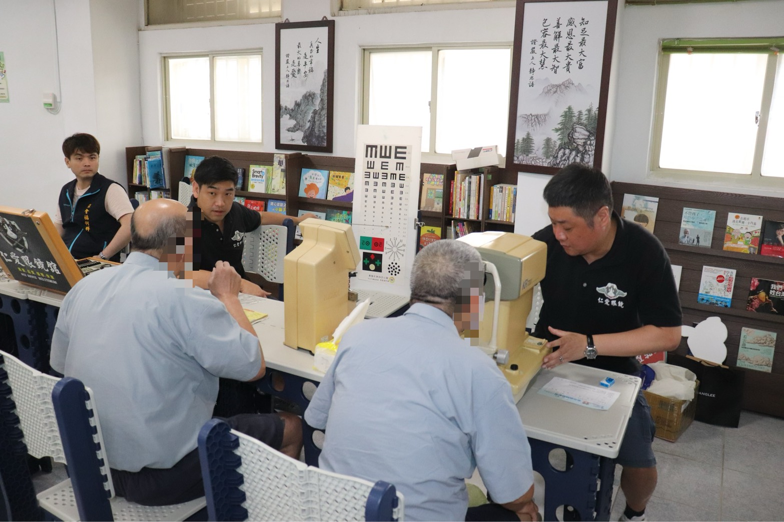驗光師紀進行收容人視力檢查