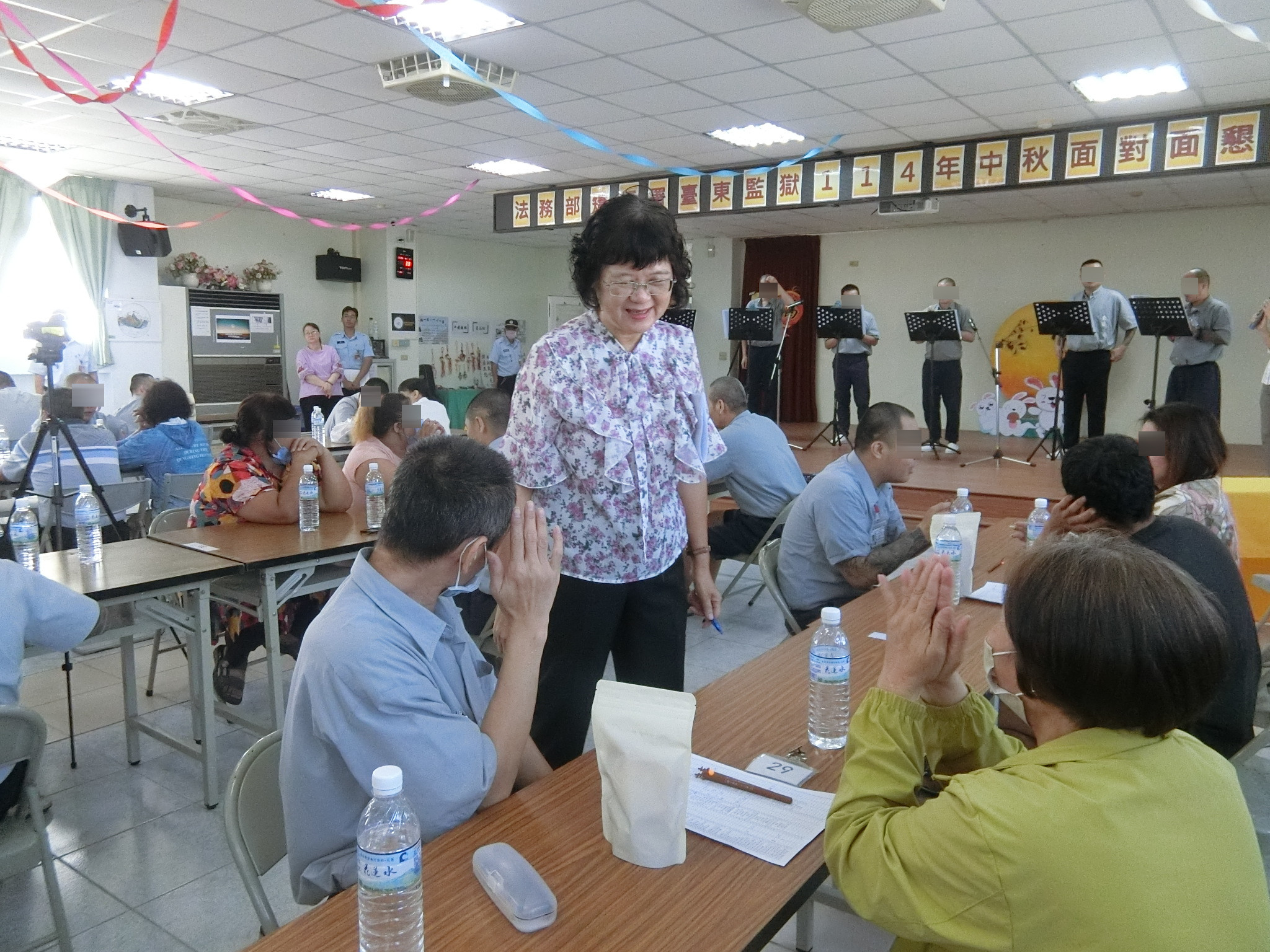 典獄長逐桌慰問懇親家屬