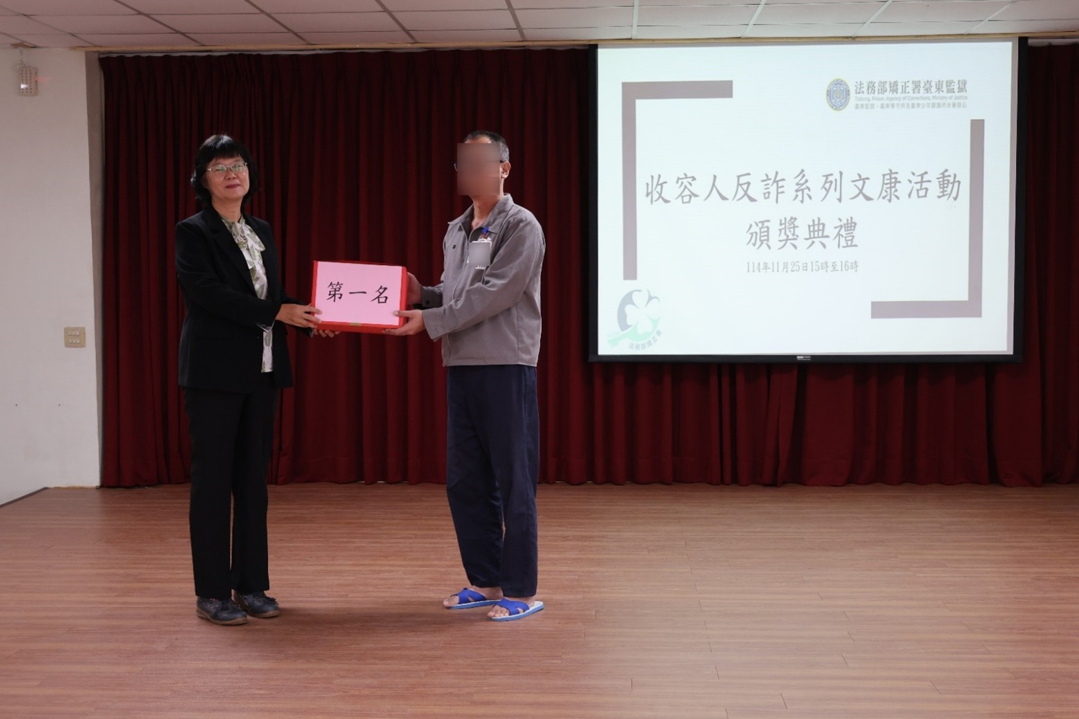 典獄長李宗莉頒發「公民法律會考」滿分代表4名收容人