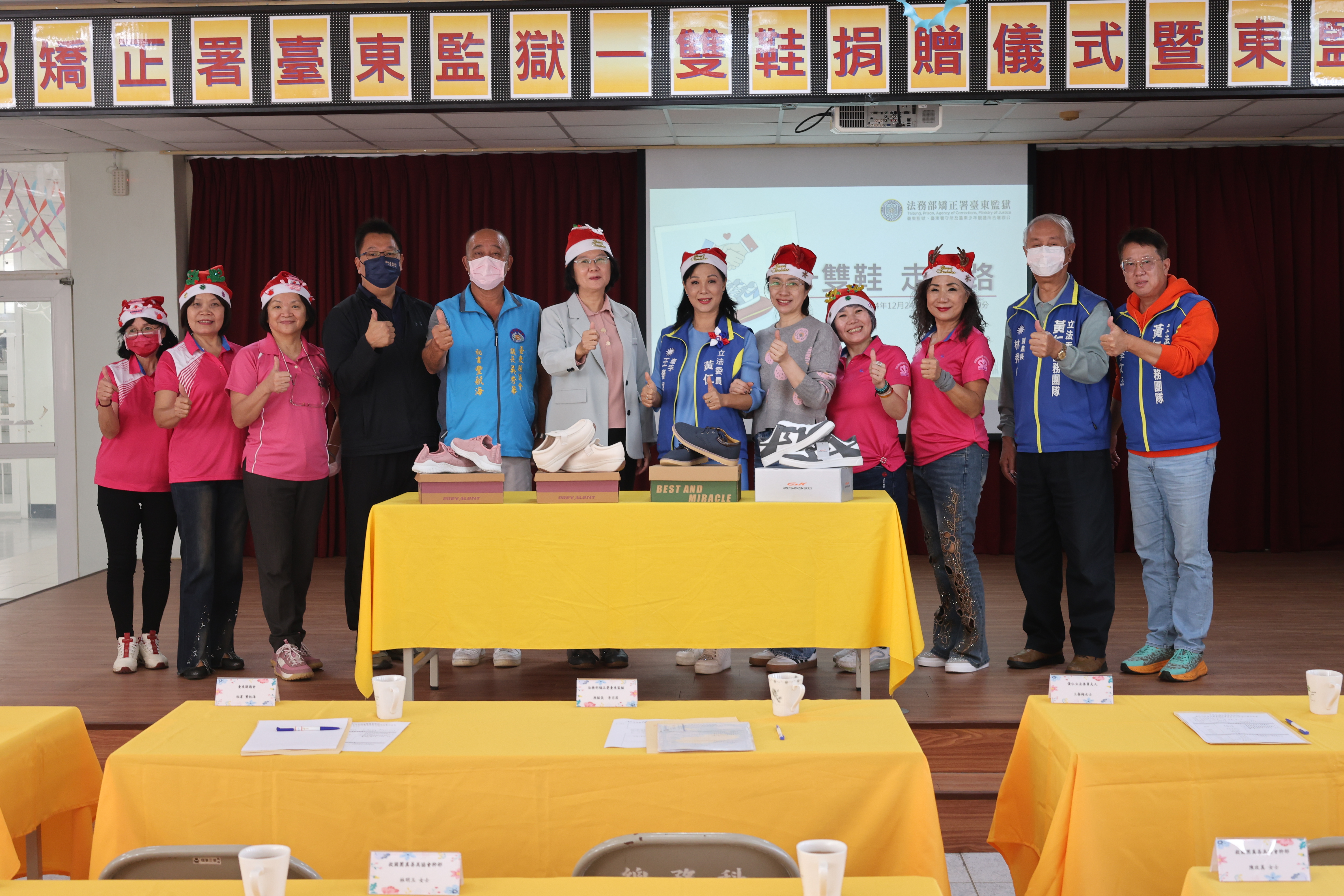 典獄長李宗莉與貴賓合影