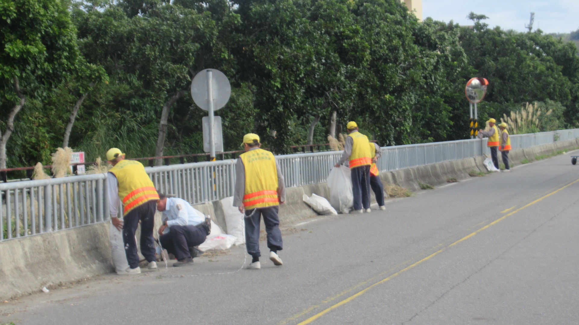 1月22日臺東車站周圍道路雜草修剪及道路清潔
