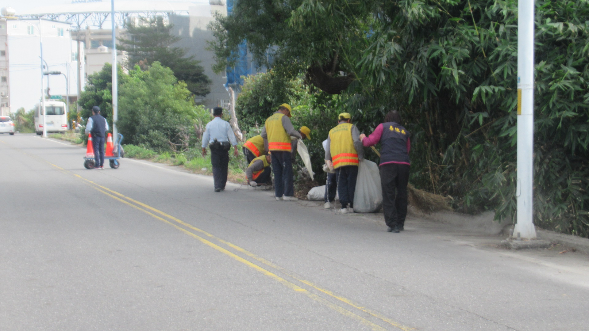 our team helped trim weeds, clean roads, and maintain the environmental hygiene of the village  on January 22.