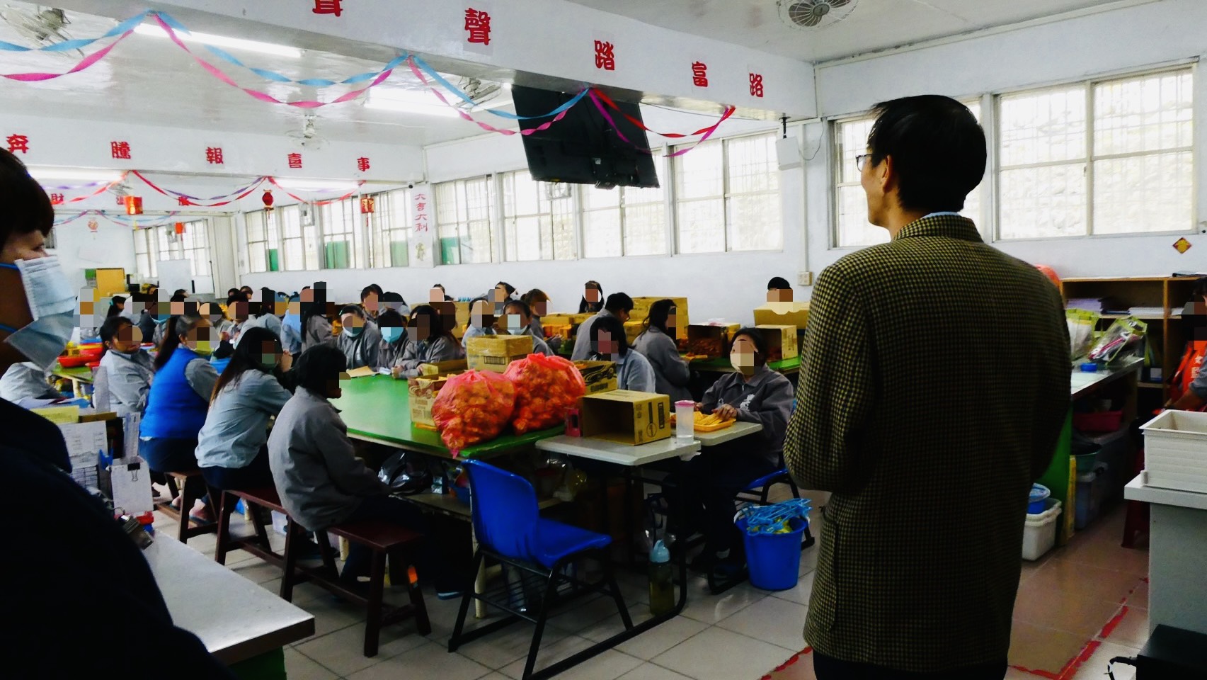 邱主任煥棠至女監工場春節關懷收容人