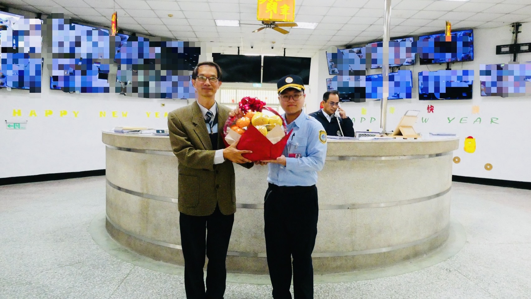 邱主任煥棠至勤務中心春節慰勉值勤同仁