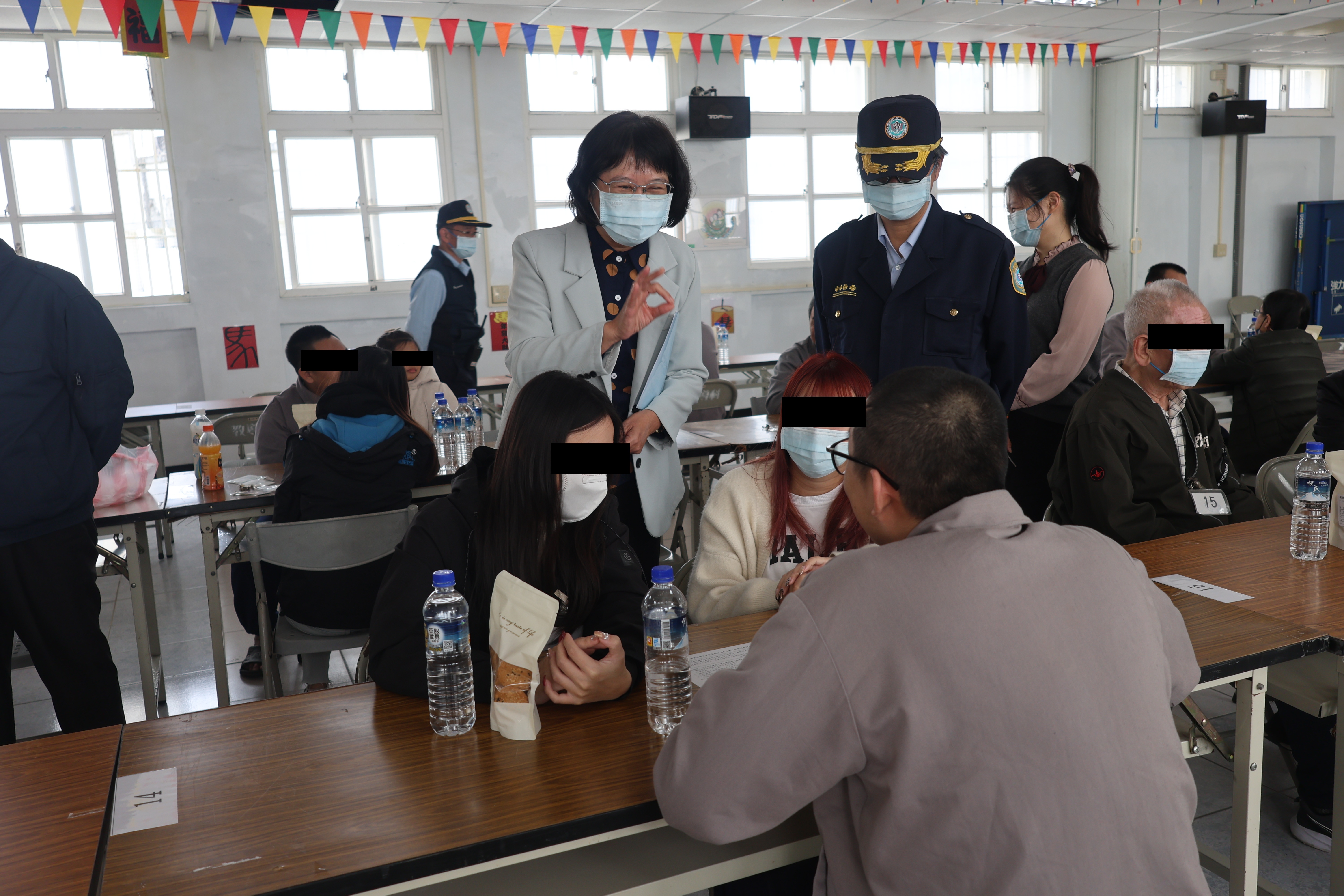 典獄長與收容人家屬互動