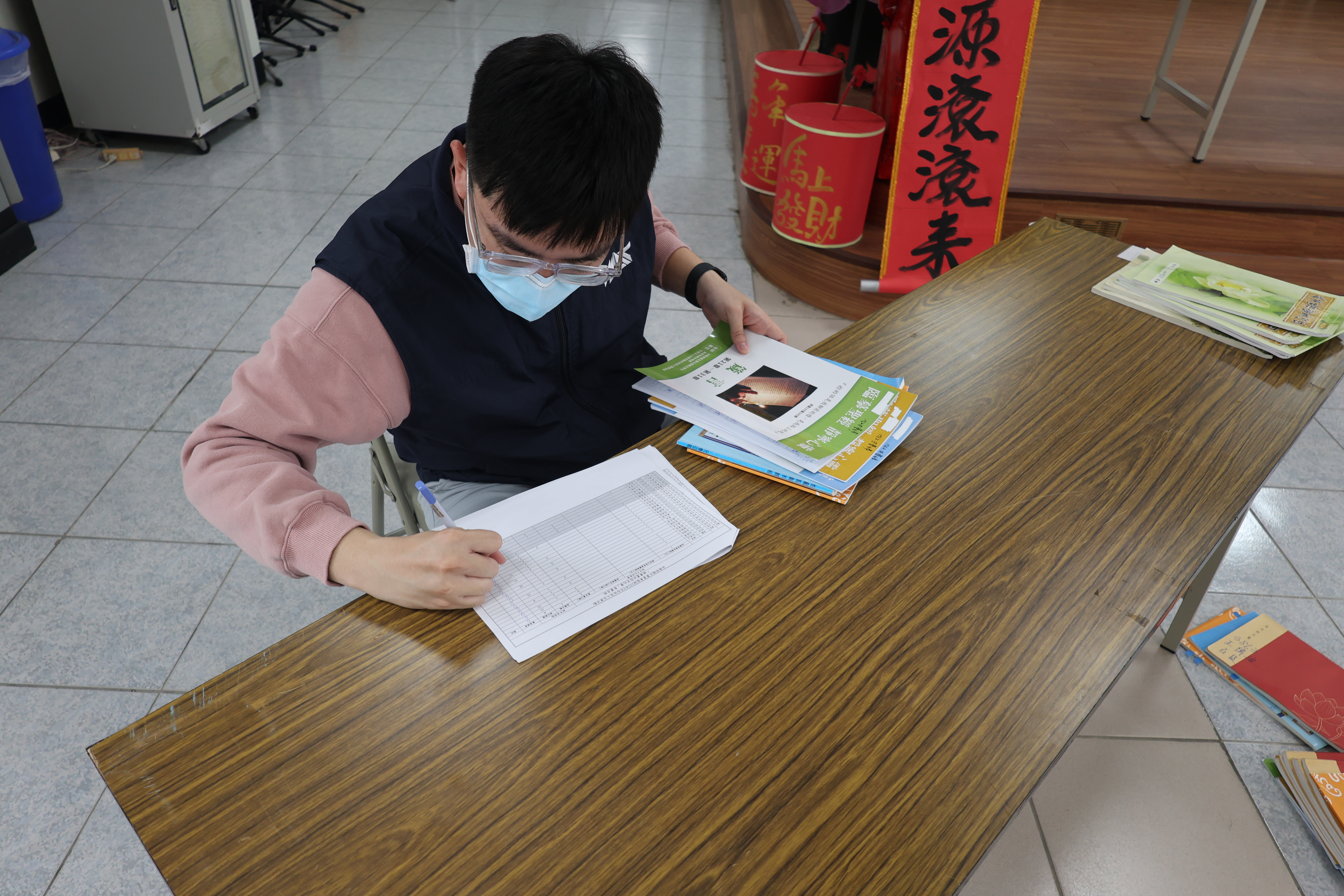 教化科人員審查經書手抄本