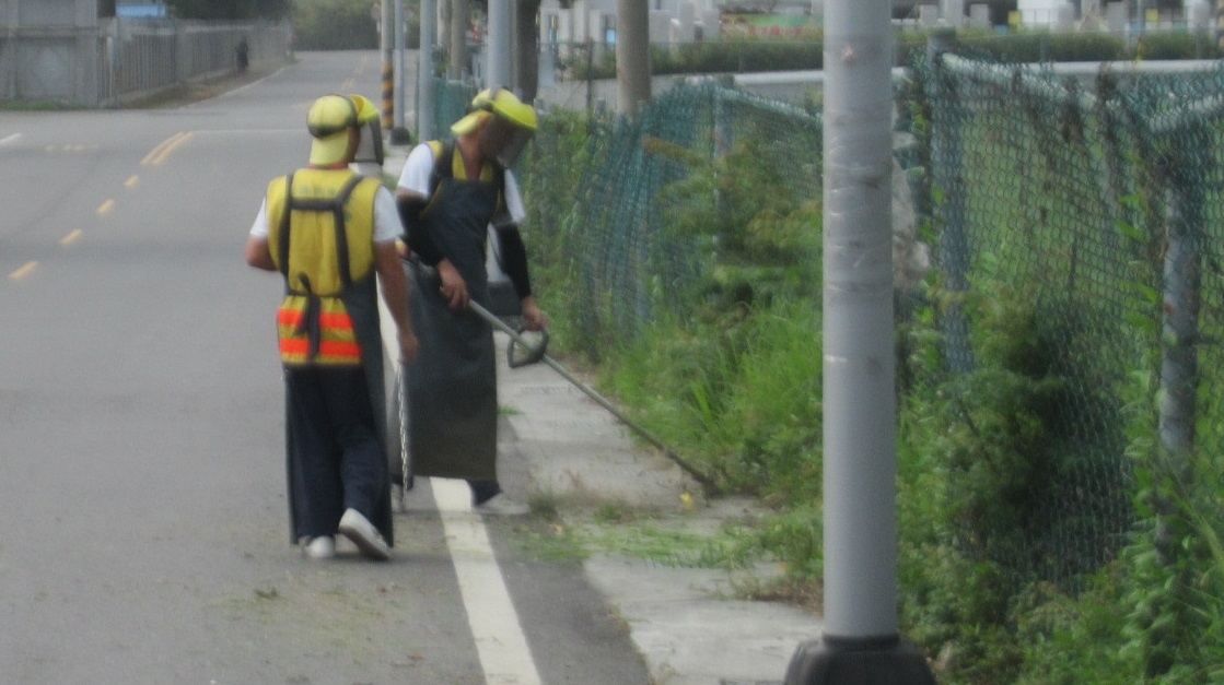 3月31日於本監外圍及對向車道進行除草作業。