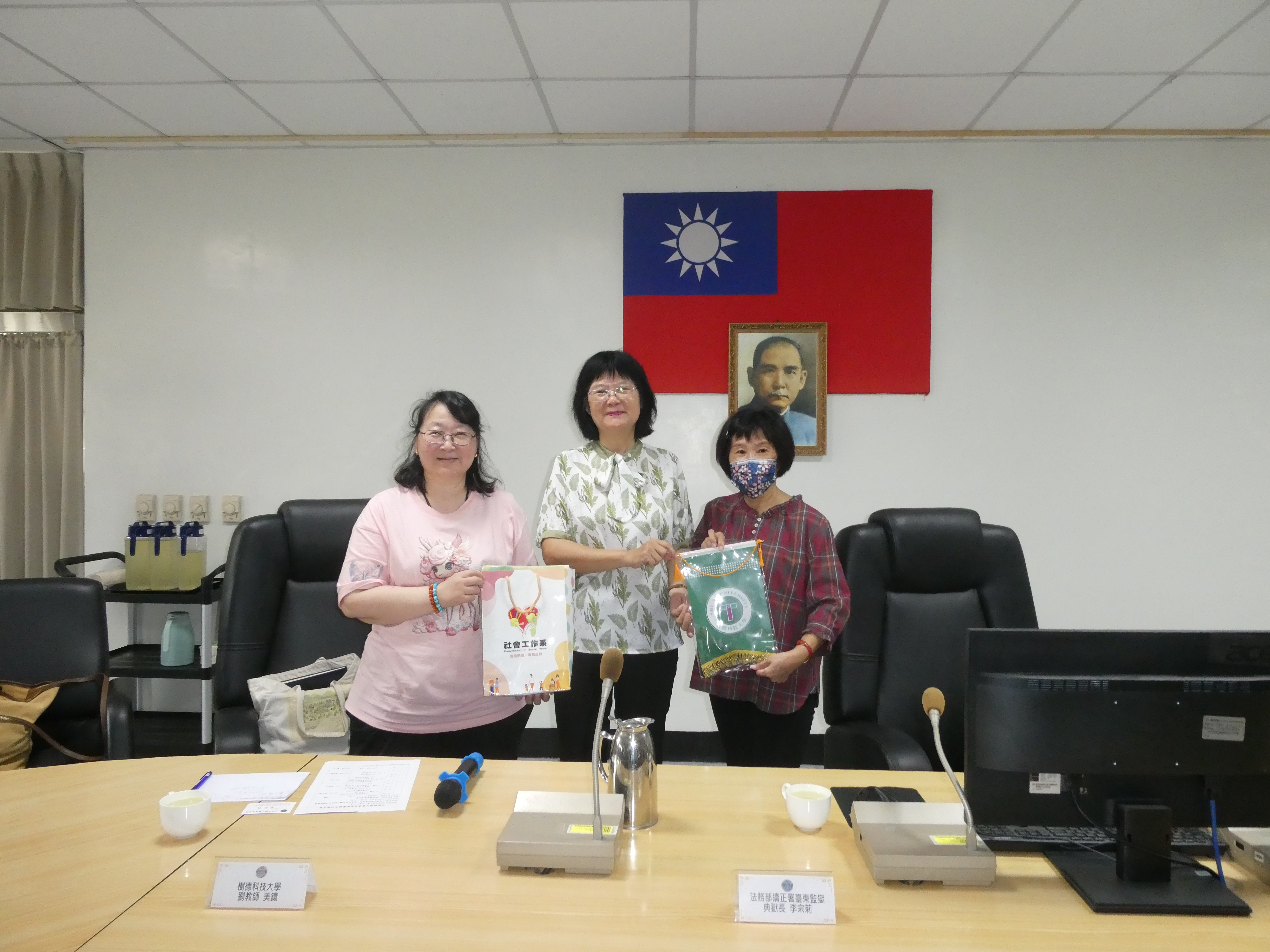 樹德科技大學社會工作系致贈紀念品表達感謝與交流之意