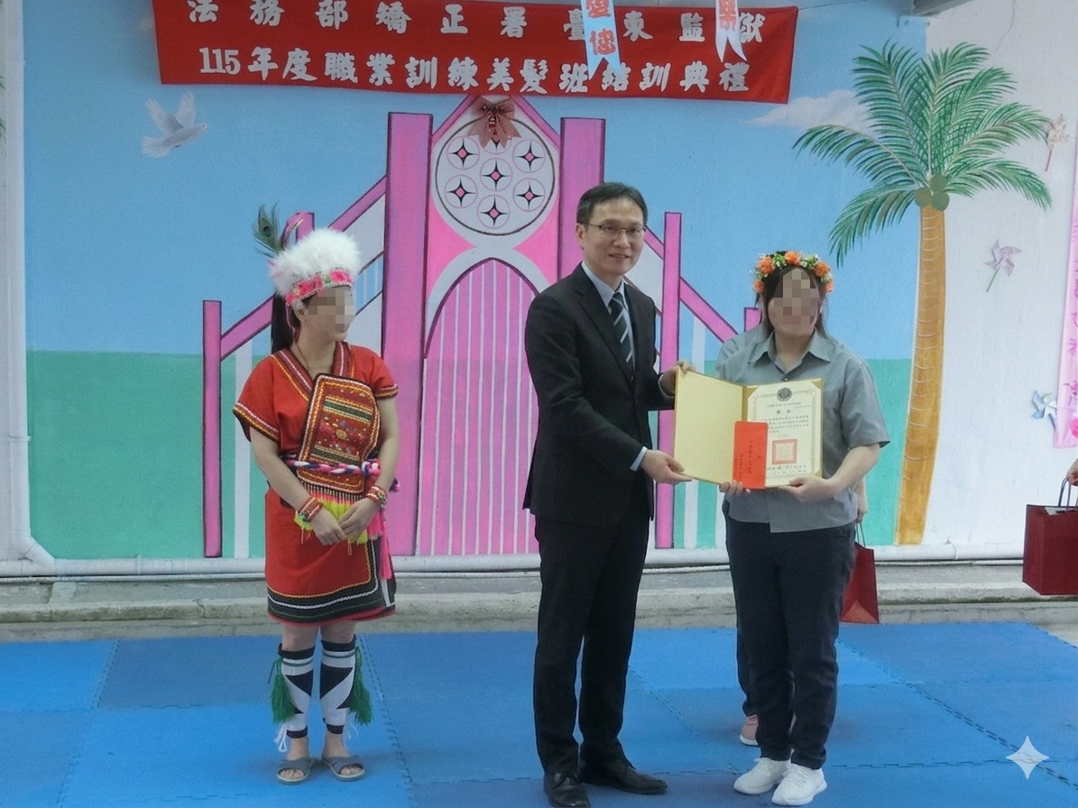 蕭檢察長頒發結業證書
