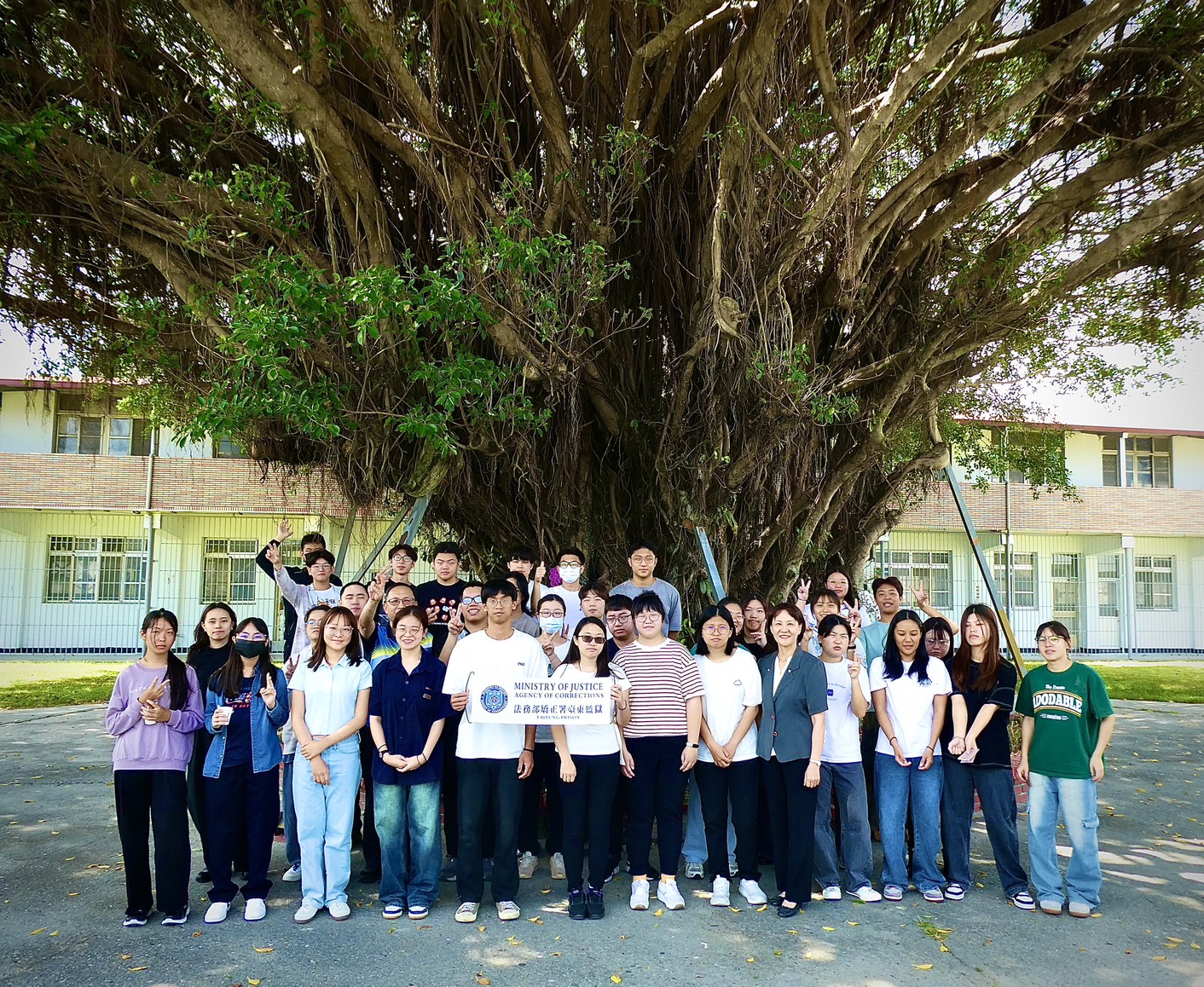 國立臺東大學師生於臺東監獄合影留念