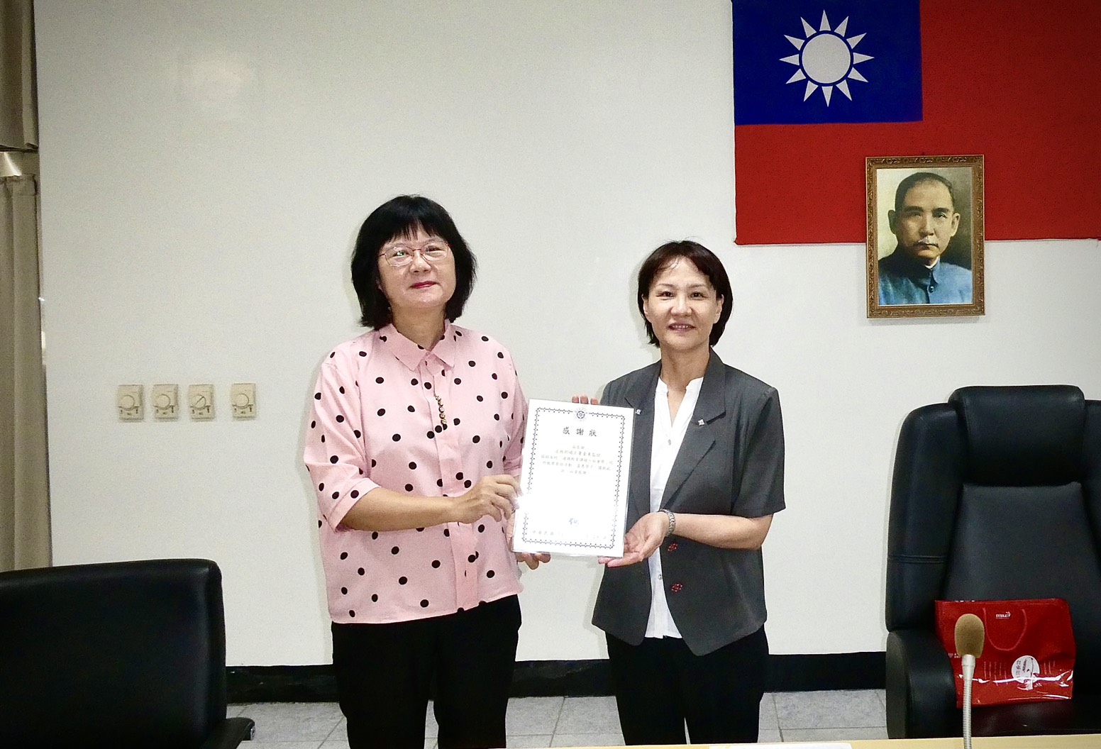 陳美芬副教授代表國立臺東大學致贈感謝狀