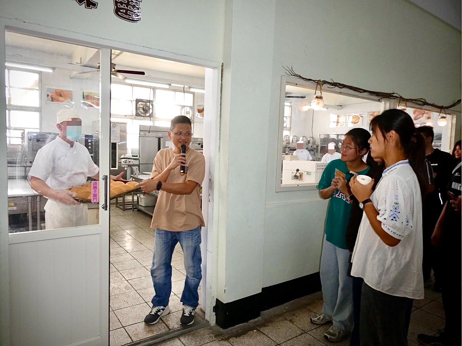 臺東監獄施韋廷作業導師為參訪師生導覽食品工場