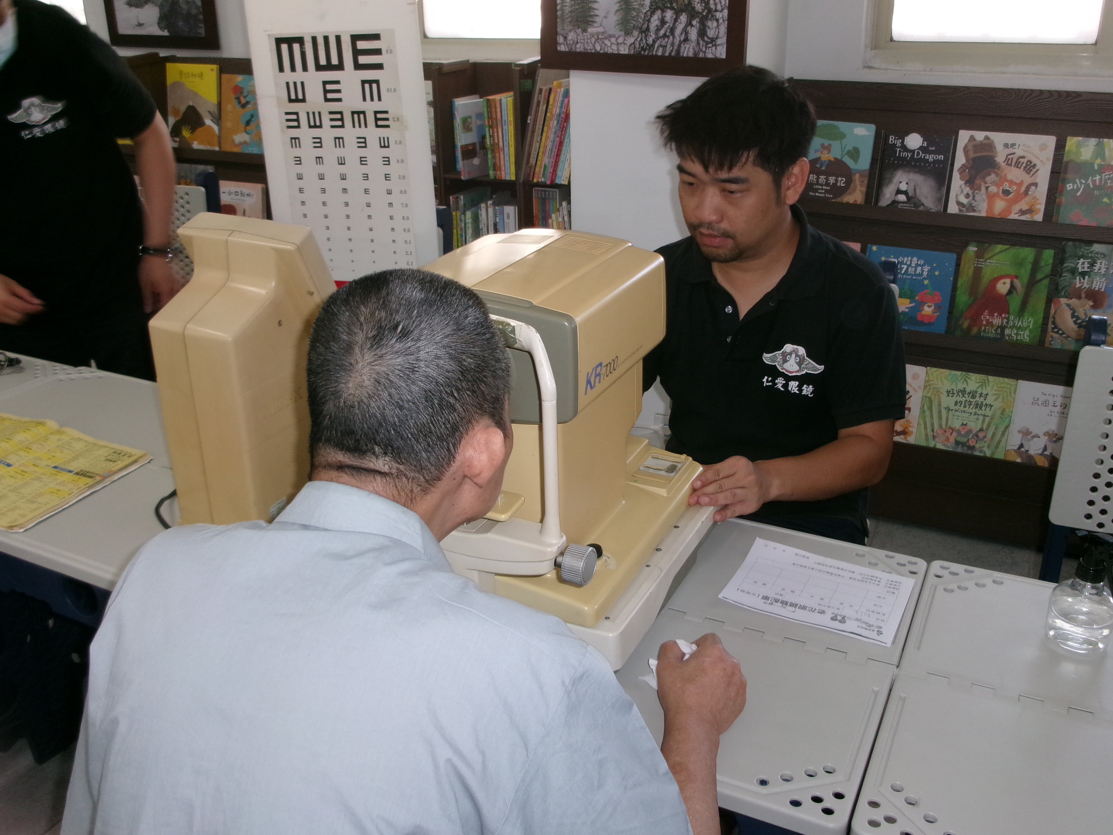 驗光師進行收容人視力檢查